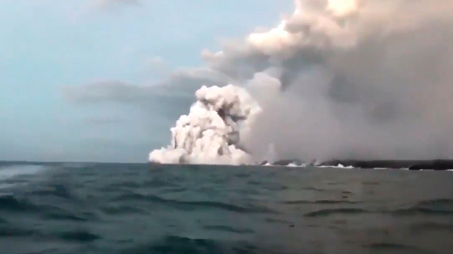 Una bomba de lava causa al menos 23 heridos al perforar un barco turístico en Hawái
