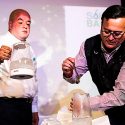 Chilenos fabrican bolsas plásticas solubles en agua que no contaminan