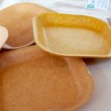 Innovadores colombianos crean platos y guantes hechos de yuca para sustituir a los de plástico