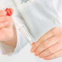 Investigadores descubren que la saliva puede identificar la diabetes tipo 1 en niños y adolescentes