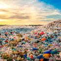 La basura plástica también emite gases de efecto invernadero