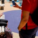 Francia prohíbe que los menores de 15 años usen celulares en la escuela