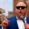 Twitter cierra la cuenta del periodista Alex Jones, que llama a coger los "rifles"