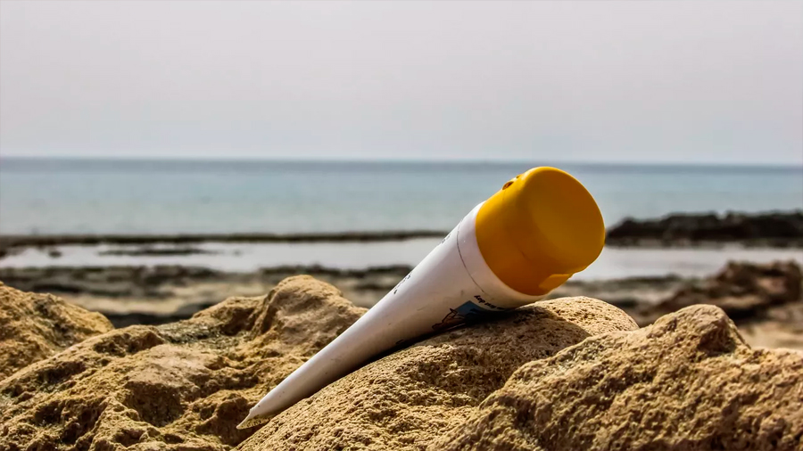 Científicos revelan que el dióxido de titanio de las cremas solares está contaminando las playas