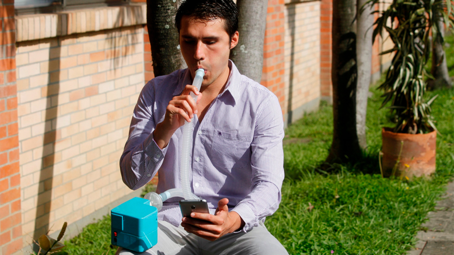 De clavadista a inventor: un colombiano se inspiró en su propia enfermedad para combatir el asma