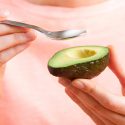 Investigadores pagarán a voluntarios por comer aguacate para comprobar si ayuda a adelgazar