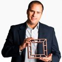 Innovador colombiano convierte plástico reciclado y fibra vegetal en mobiliario ecológico