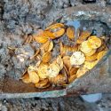 Descubren monedas de oro de la época romana en un teatro en Italia
