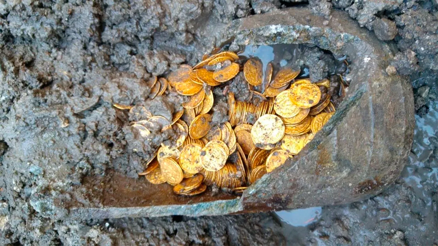 Descubren monedas de oro de la época romana en un teatro en Italia