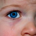 Inventan un sensor que detecta enfermedades de los ojos a partir de las lágrimas