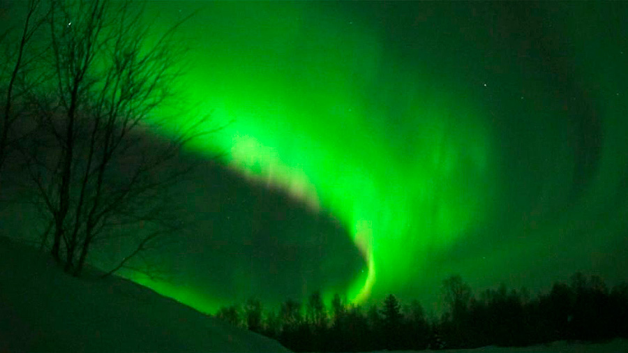 Una aurora boreal ilumina en Finlandia el cielo de color verde