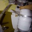 Cosmonauta mostró microfisura en nave espacial para calmar al público