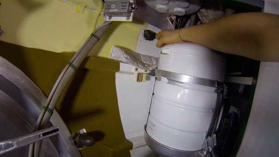 Cosmonauta mostró microfisura en nave espacial para calmar al público