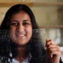 Una chica de 16 años crea un nuevo plástico biodegradable hecho con gambas