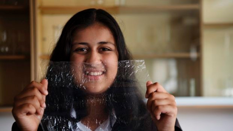 Una chica de 16 años crea un nuevo plástico biodegradable hecho con gambas