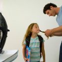 Niñas que ven a sus padres hacer tareas domésticas escogen carreras menos estereotipadas