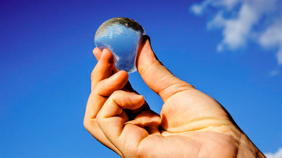 Innovadora esfera de agua que busca reemplazar a los envases de plástico