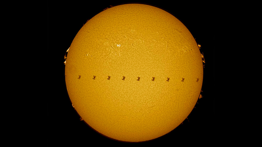 Estación Espacial Internacional pasa por delante del sol