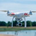 Un dron encontró a una chica desorientada y a su violador antes que los agentes de policía