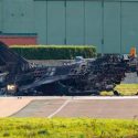 Un técnico hace estallar un caza F16 al activar su cañón por accidente