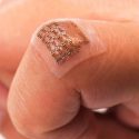 Una pegatina con ultrasonidos para desterrar a los tensiómetros