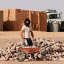 El ingeniero “loco del desierto”: construye casas en el Sahara con botellas de plástico