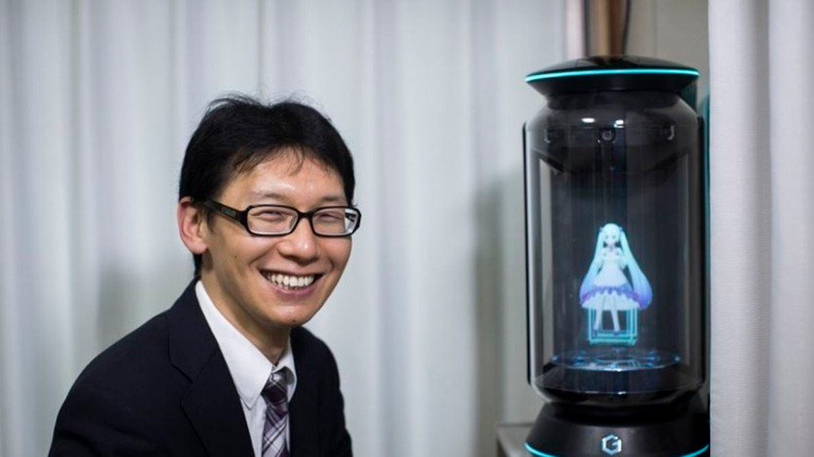 Madre de joven japonés no quiso ir a su boda porque se casó ¡con un holograma!