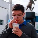 Joven preparatoriano crea popotes a base de algas que se degradan en dos semanas