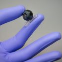 Crean guante electrónico para dotar de sentido del tacto a robots