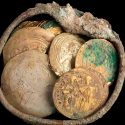 Hallan cofre con un pendiente e insólitas monedas de la era de las Cruzadas en Israel, hace 900 años