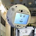 CIMON, primer robot espacial con IA, da muestras de su 'carácter'