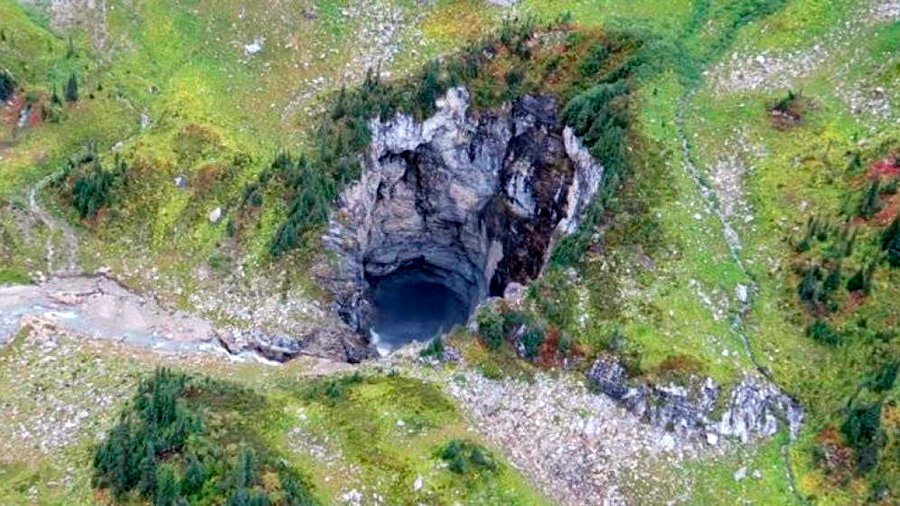 Descubren en Canadá una cueva gigantesca nunca antes vista por el hombre