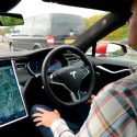 El conductor de un Tesla se queda dormido y la policía logra detener el vehículo gracias al Autopilot