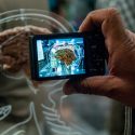Cerebro de niños cambia por excesivo tiempo ante pantallas: estudio