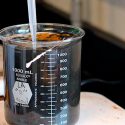 Crean científicas mexicanas sistema electroquímico que elimina colorantes de la industria textil empleando polvo de grafito residual