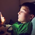 Niños que pasan más de siete horas en celulares son menos inteligentes: estudio