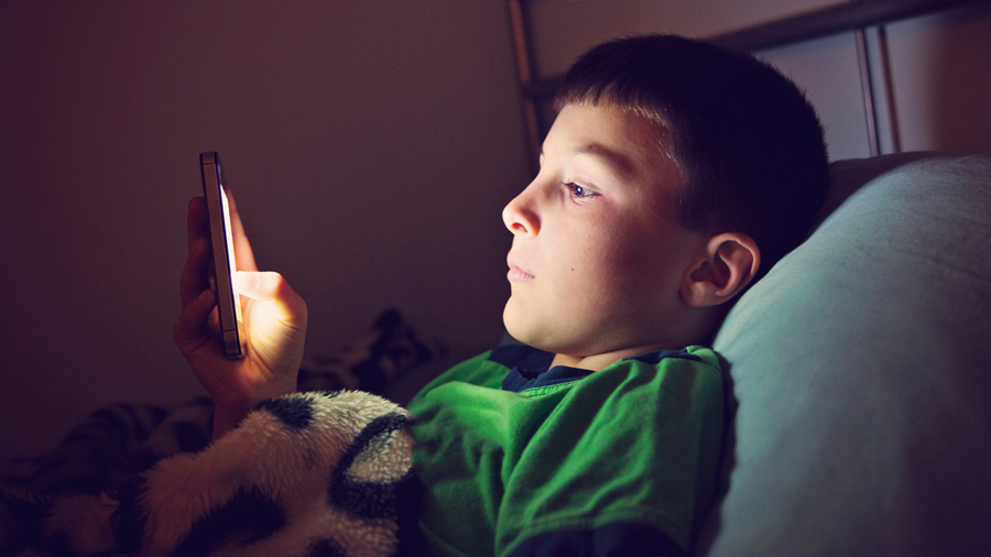 Niños que pasan más de siete horas en celulares son menos inteligentes: estudio