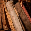 Descubren en biblioteca universitaria 3 libros de siglos anteriores envenenados en sus cubiertas con arsénico