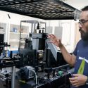 Premian a investigador mexicano que utiliza luz como herramienta para responder preguntas de relevancia biológica