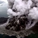 La enorme erupción del volcán Anak Krakatoa captada desde un avión