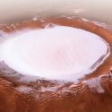 Impresionantes imágenes de un cráter de hielo en Marte
