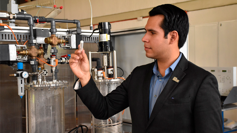 Destaca científico mexicano en Silicon Valley al crear materiales que remueven hidrocarburos de aguas contaminadas