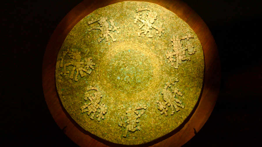 Especialistas restauran disco de turquesa mexica de hace más de 500 años