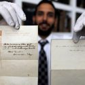 Sale a la luz desconocida teoría de la felicidad que Einstein escribió con su puño y regaló a un mensajero