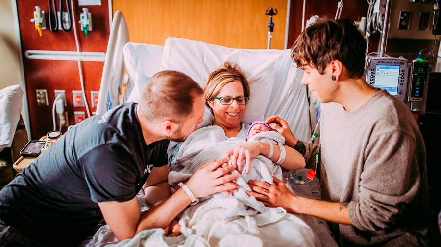 Una mujer dio a luz a su propia nieta para ayudar a su hijo gay a ser padre