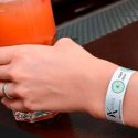 ¿Un detector de drogas? Esta pulsera cambia de color si adulteran tu bebida