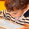 OMS recomienda que menores de 5 años no pasen más de una hora diaria ante pantallas electrónicas