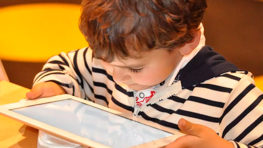 OMS recomienda que menores de 5 años no pasen más de una hora diaria ante pantallas electrónicas