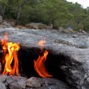 Una montaña ha arrojado llamas constantemente durante 2,000 años