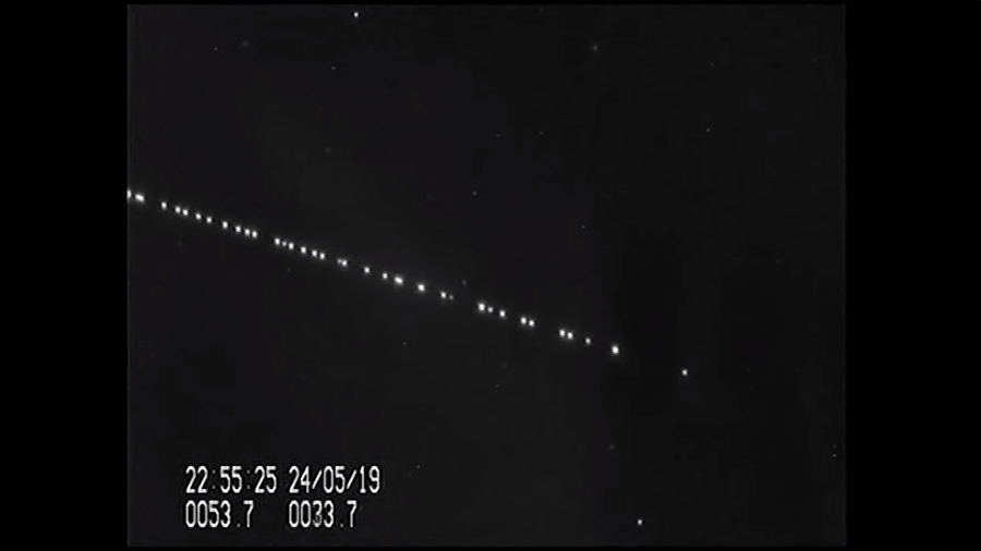 Insólito vídeo de 60 satélites Starlink moviéndose en fila por el cielo